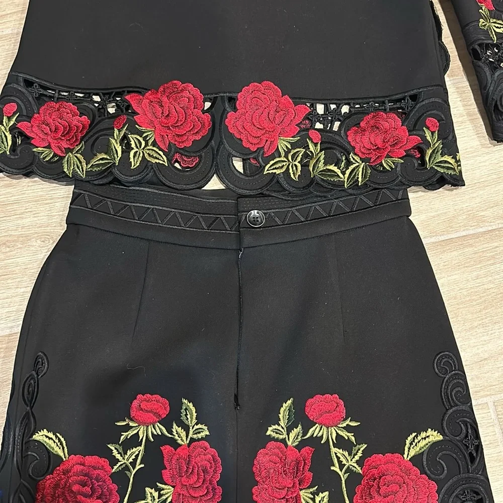 Beautiful suit set rose flowers appliqué Size Small Sunning blazer and skirt - Picture 13 of 14